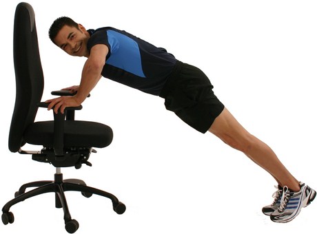 Liegestütz auf dem Bürostuhl