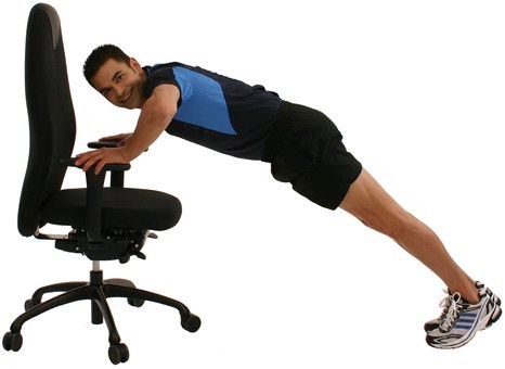 Liegestütz mit Möbeln