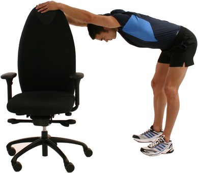 Brustmuskel Dehnung vor dem Bürostuhl