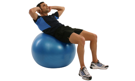 Mit dem Gymnastikball am Bauch abnehmen